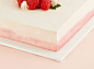 蛋糕底部，粉色树莓奶油，恰到好处的一抹红晕。