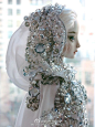 俄罗斯艺术家MarinaBychkova 以其精致如同艺术品的“灵魂娃娃”闻名，并成为时尚界的宠儿。人偶的衣服饰品甚至头发，包括眼睛和妆容都是 Marina亲手绘画制作