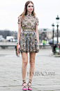 时尚博主嘉拉·法拉格尼 (Chiara Ferragni) 穿Valentino花朵连衣裙2015秋冬巴黎时装周秀场外街拍。
