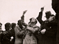 December 20，2012

伦敦市民举起小镜子希望看到阅兵游行中的盛况。摄于1934年。

摄影：Maynard Owen Williams