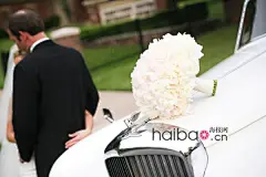 【图】清雅香气带来浪漫美好！让你忍不住心动的新娘捧花&amp;婚礼花艺美图赏，岁末寒冬提前感受缤纷春意吧！_第6页_新娘捧花_海报时尚网