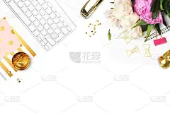 平的。桌上有朵花。键盘和订书机，文具用品。魅力风格表视图。业务配件。模型的背景。牡丹