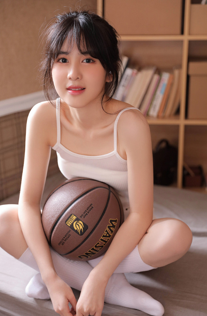 腰好细的女生，俏皮可爱妹子吊带背心短裤长...