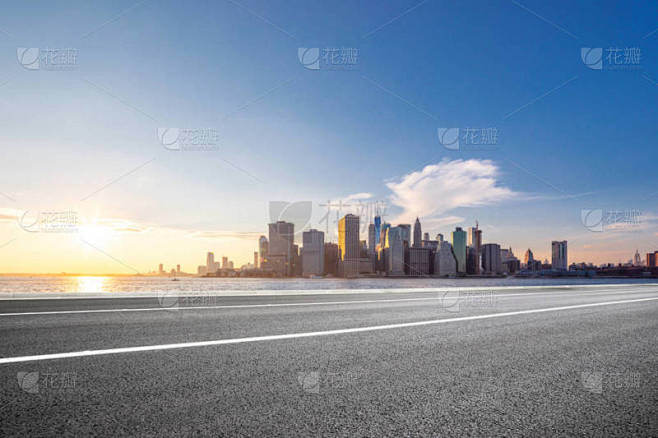 空的沥青路面，通过现代化的城市 