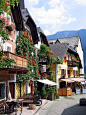 Hallstatt,Austria。哈尔施塔特镇是奥地利上奥地利州萨尔茨卡默古特地区的一个村庄， 位于哈尔施塔特湖湖畔。历史上这一地区就因盐而致富。因此这里又被称作“世界最古老的盐都”。 哈尔施塔镇也被称为世界上最美的小镇， 来到这里，发现这里有一种安静恬然的气韵， 是一种纯正淡定的欧洲气质， 到处能看见童话般清幽美丽的小木屋， 纯净的生命气息散发在空气中。恬淡，美好。哈尔施塔特的居民更喜欢把自己的家乡称作“木头镇”。 #国外# #景点# #城市#