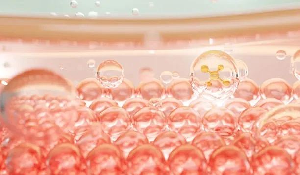 水和维他命滴在皮肤细胞上。缓解皮肤细胞的...