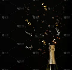 香槟瓶，金色的五彩纸屑星星，假日和派对装饰上的黑色背景俯视图，拷贝空间。节日，生日，婚礼，圣诞背景。