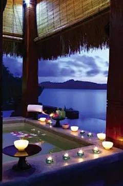 [开车去旅行——不可复制的塞舌尔孤岛酒店] 坐落于非洲马达加斯加东北海域、有“天堂岛”之称的岛国塞舌尔以奢华旅游业享誉世界，其中最为人称道的酒店就是 Maia Luxury Resort &amp;Spa。隐匿在群岛的中心马埃岛上的 MAIA 从住宿、服务到餐饮的各个细节，都为客人提供着无可挑剔的奢华享受。酒店所有客房均是建于半山腰的独立别墅，宽敞的房间、超大的观景平台、露天浴池与无边泳池，甚至洁白的沙滩都是客人宁静而私密的专属天地。如影随形却又不露踪迹的贴身管家为客人献上无微不至的......