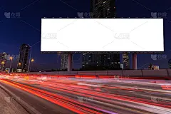 空白广告牌在灯光小径，街道和城市在夜晚-可以展示或蒙太奇产品或业务广告。