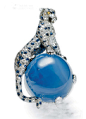 1946年，由于公爵夫人的珠宝被盗，公爵委托Cartier送给夫人一枚豹子胸针，他说“这豹子将为我们守护珠宝”。那只可爱豹子站在一枚152.35克拉的光面蓝宝石之上，从此以后，豹子变成了夫人的造型代表。