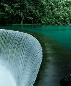 我在贵州等你尊享版丨黄果树瀑布、荔波小七孔、西江苗寨、青岩古镇5日_贵阳 : 酒店含早，全程6正餐，正餐标准30元/人，地道黔味体验。 欢迎您抵达贵州的省会爽爽的贵阳，我们将安排豪华专车（指定车型：特斯拉、奔驰腾势、宝马、奥迪或高端商务车）在贵阳龙洞堡机场接您并送您前往酒店…