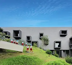 顺应地势的自然坡地幼儿园：FK Kindergarten and Nursery / HIBINOSEKKEI – mooool木藕设计网
