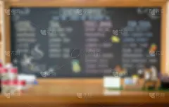 在黑板上手绘饮料饮料菜单。模糊的背景