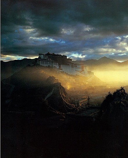 西藏布达拉宫，一抹光照出了它的神圣