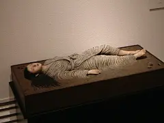 纸塑艺术（張り子の技法）是室町时代的时候从中国传到日本的，是一门奇妙的民间艺术，用来塑造佛像和人偶，但在中国早已失传。日本妖怪纸塑师荒井良（1958年出生），是日本妖怪漫画大师水木茂（资料：O网页链接 ）的崇拜者，1989年成立“工房monmo”，制作各类民间纸塑。 ​​​​