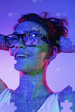 概念形象与画像的年轻女子拼图块。一个人头脑中的情感混乱。当代艺术拼贴