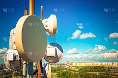 蓝天白云、城市蓝天下，移动运营商的电视天线、卫星碟形天线、微波天线等电信设备