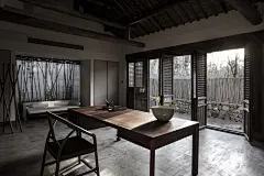 沐浴晨光:——左起，行走 衣架，清风 禅榻，徽州 圈椅，徽州 大班台