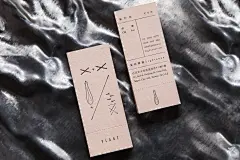 Lightance Business Card : 以 質物霽畫的核心精神，/植物＋建築/ 發展設計概念，希望打造一個不只是平面的設計，在紙張選擇以種子紙為基底，手抄紙的紙漿，更混入金雞菊、百日草、松葉牡丹等草花種子，用凸版印刷建構起品牌整體氣質與形象，而裸色隱喻自然，輔以符號性的線條設計與文字編排，讓名片像是一張張的票卷，更可撕下票根，種植生命。