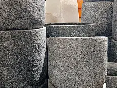 混凝土罐堆放，待售。