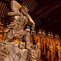 京都三十三間堂收藏著日本佛教造像藝術的巔峰之作。三十三間正式名稱為蓮華王院，南北長125米，因其大殿以柱相隔為三十三間，而通稱三十三間堂，為世界最長木結構建築之一。建造於1164年，堂中以一尊鐮倉十一面千手觀音坐像為中心，與眷屬二十八部眾立像、風神雷神像，同濟一堂。 ​​​​