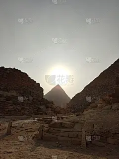 以埃及金字塔为背景的日落