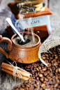 咖啡与麻袋里的咖啡豆摄影高清图片