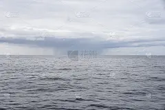 在大西洋地平线上有孤立的积雨云和降水。这场大暴雨大约在8公里之外。