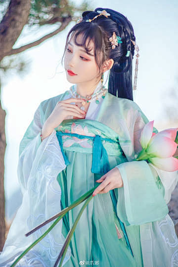 泰山之巅，一袭绿衣。
只为情故，虽死不悔...