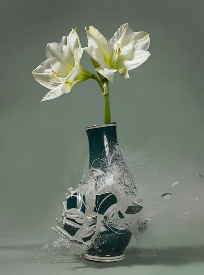 高速摄影捕捉花瓶破碎的瞬间