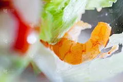 美味的凯撒和阿根廷虾特写。北美菜系餐厅菜肴，菜单项。美味的沙拉配天然海鲜。有机午餐，健康食品