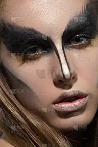 女孩与黑色创意化妆