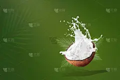 椰子奶溅在绿色背景上隔离