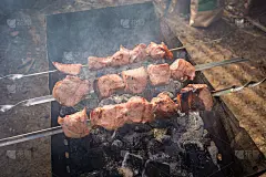 半成品肉在烟串上烤