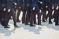 警察正在游行。腿。鞋。