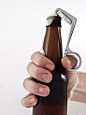 “Kebo”开瓶器灵感来自于20世纪30年代的Theodore Low 开瓶器，“Kebo”开瓶器采用不锈钢材质，精工细作，表面抛光处理，在顶部内镶嵌有磁铁，开启啤酒后瓶盖会吸附于开瓶器，不会掉下来，比较人性化。要价24.95美刀。