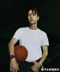                                                                                                                         #NYLON尼龙八月刊# 《NYLON 尼龙》八月刊封面—— @UNIQ-王一博 

认生是王一博的性格底色，自学生时代便如此了，人一多，就不愿意说话了，默默往边上靠。但认准的事情、重要的节点、在意的人，表达从来都没有缺席过。话少有话少的好处，表达有表达的快乐——事情好