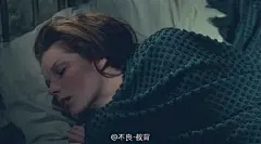 《蝴蝶春梦》1965。一个狂热的蝴蝶标本爱好者，绑架并囚禁了倾慕已久的姑娘，渴望得到她的爱，却令她最终病死在地下室。不到影片结尾，你可能会误会这是个为情痴狂的纯爱故事，直到男主角透过车窗看着他的下一个目标，道出最后的独白。豆瓣页面：O页链接，下载见评论。