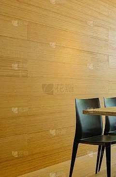 黄色硬木板墙，黑色现代塑料椅和木桌