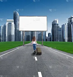 女人走在进城的路上，前面空荡荡的比尔