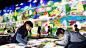 彩绘城镇 / Sketch Town | teamLab / チームラボ : 《彩绘城镇》会随着孩子们的涂绘发展演变。孩子们在纸上画好汽车、建筑、不明飞行物和宇宙飞船后，纸张被扫描并投影到大屏幕上，成为一个虚拟三维城镇。城镇中每个组成部分都有各自的分工。例如，消防车和起重机是负责维护城镇安全的。在最终的成品中，孩子们可以触摸各个组成部分，改变它们的行为。