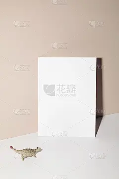 纸卡片笔记与小恐龙在米色背景与阴影。副本的空间。业务模型。贺卡与你的文字的地方。
