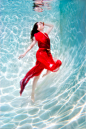 人,女服,户外,水下,棕色头发_153338258_Mixed race woman in dress underwater in swimming pool_创意图片_Getty Images China