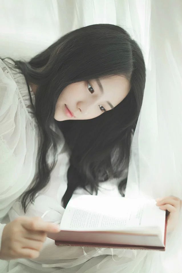 白色连衣裙的长发美女高清写真图片