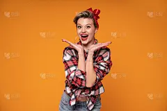 美丽的年轻女子与海报上的化妆和发型在工作室。