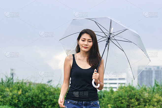 撑伞的女人
