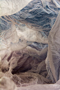《Plastic Bag Landscapes》（塑料袋风景）| Vilde Rolfsen，挪威女艺术家、摄影师，出生于1980年，现居奥斯陆。这组作品使用光源及彩色背景，让从街上捡的普通塑料袋营造出充满魔幻氛围的风景