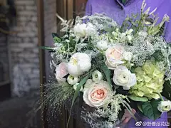 今日立春，万物复苏，生机勃勃。献上一束代表春天的花：白芍药，玫瑰，洋牡丹，绣球，蕾丝，喷泉草。春光无限好，把信手拈来的美好送给最亲爱的小野兽们 ​​​​