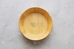 空的圆形木板在灰色水泥桌子背景，横幅与复制空间，空白木托盘食品展示蒙太奇，模板，模拟，俯视图，平铺