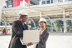 在现代化城市的建筑工地上，土建工程师队伍戴着工人帽一起工作。工头工业项目经理工程师团队合作。亚洲行业